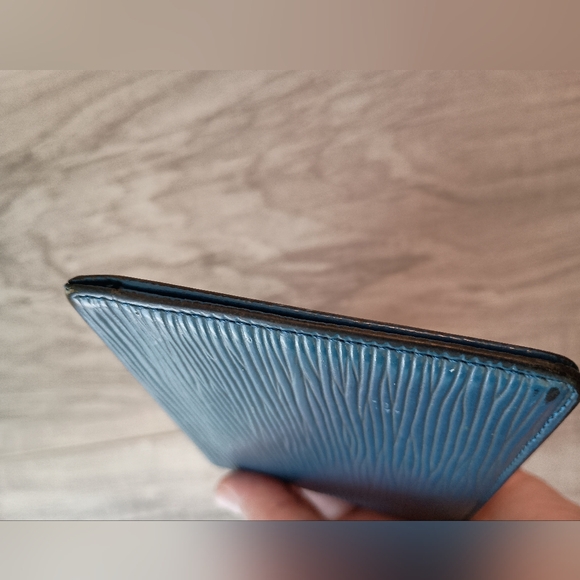 Louis Vuitton Blue Epi Porte 2 cartes Vertical Pass Card Case - Picture 4 of 11